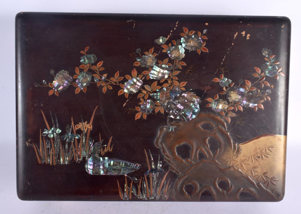 A LARGE EARLY 20TH CENTURY JAPANESE MEIJI PERIOD BLACK LACQUER BOX AND COVER decorated with birds an - Bild 3 aus 4