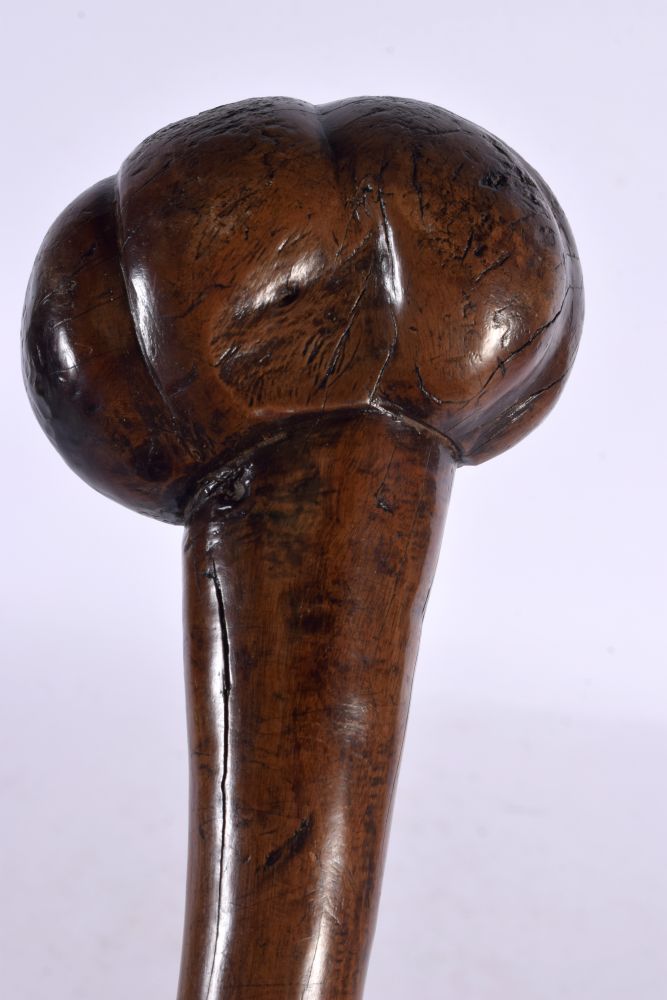 A 19TH CENTURY FIJIAN TRIBAL CARVED WOOD CLUB with gnarled terminal. 78 cm long. - Image 2 of 6