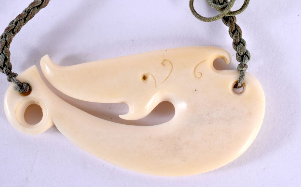 A MAORI STYLE CARVED BONE TRIBAL FISH HOOK TYPE NECKLACE. Pendant 5.5 cm x 3.5 cm. - Image 2 of 4