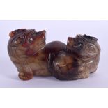 A 17TH/18TH CENTURY CHINESE CARVED MUTTON JADE FIGURE OF BEASTS Ming/Qing. 7.5 cm x 4 cm.