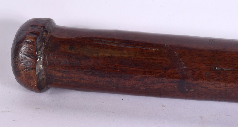 A 19TH CENTURY POLYNESIAN TRIBAL CARVED WOOD FIGHTING CLUB. 81 cm long. - Image 3 of 6