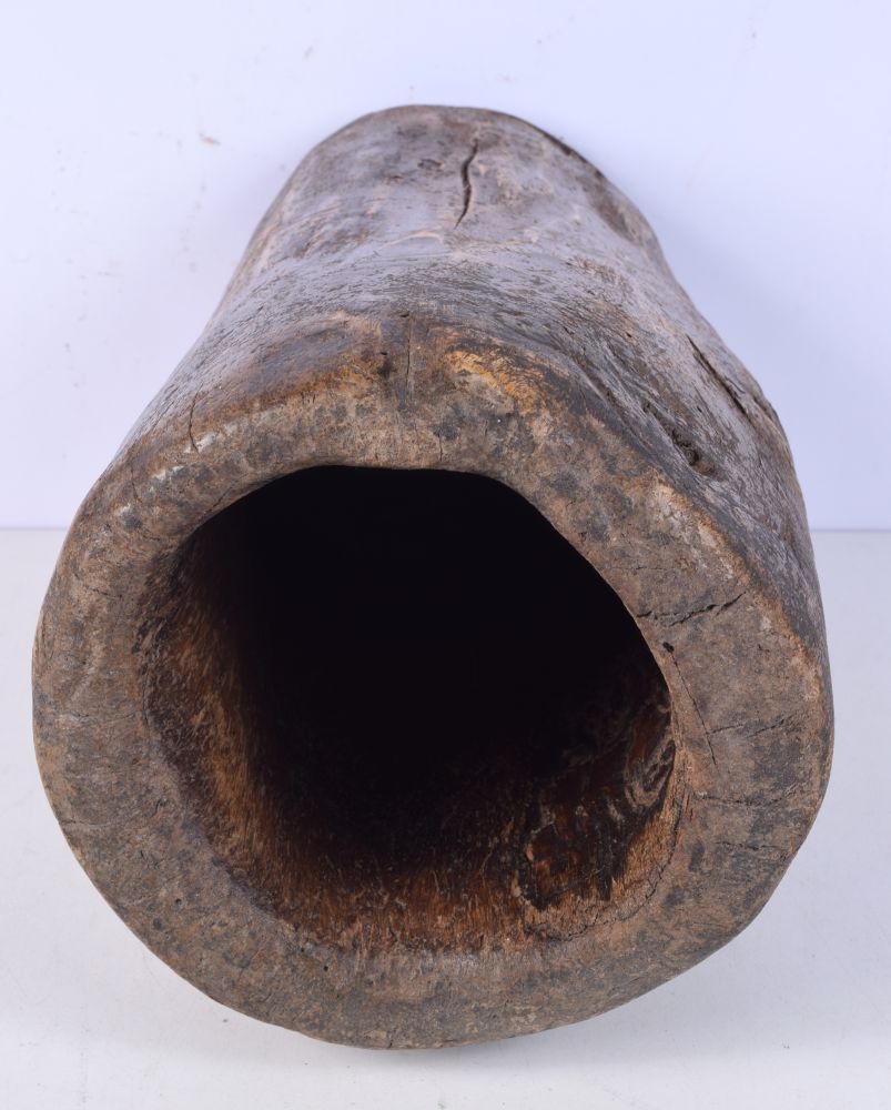 A large African tribal mortar together with a Kuba Queen Mwash mask 41 x 21 cm. - Bild 5 aus 5