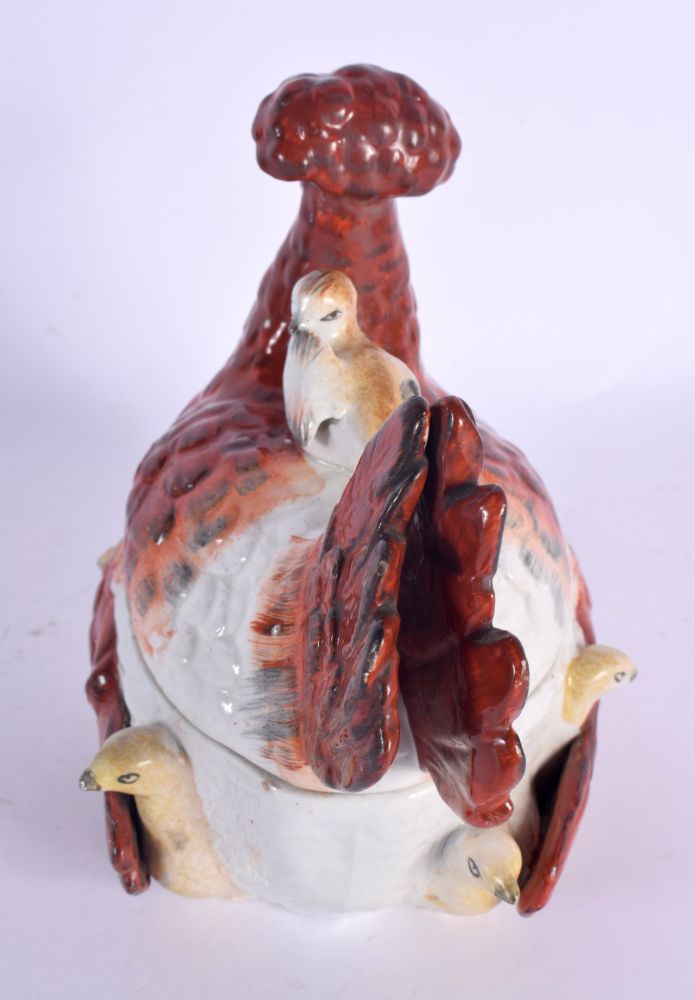 AN EARLY 19TH CENTURY ENGLISH PEARLWARE CHICKEN BOX AND COVER. 17 cm x 17 cm. - Image 3 of 6