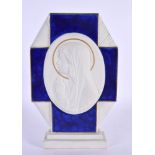 AN UNUSUAL EUROPEAN PARIAN WARE ENAMELLED CRUCIFIX. 19 cm x 12 cm.