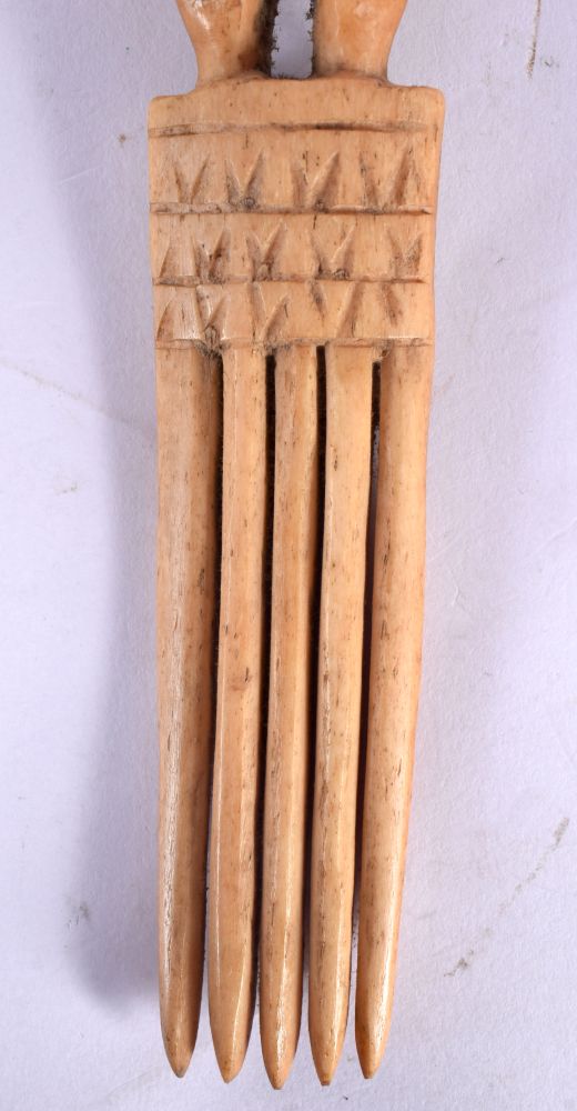 A RARE 19TH CENTURY AFRICAN CARVED BONE TRIBAL COMB formed with a standing figure.18 cm long. - Image 3 of 4