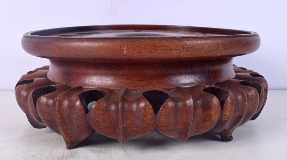 A LARGE CHINESE CARVED HARDWOOD STAND Late Qing/Republic. 30 cm x 12 cm. - Image 2 of 4