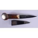 A SCOTTISH ANTLER HORN HANDLED DIRK DAGGER. 19 cm x 3.5 cm.