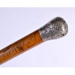 A 19TH CENTURY CHINESE EXPORT SILVER AND MALACCA WALKING CANE Qing. 90 cm long.