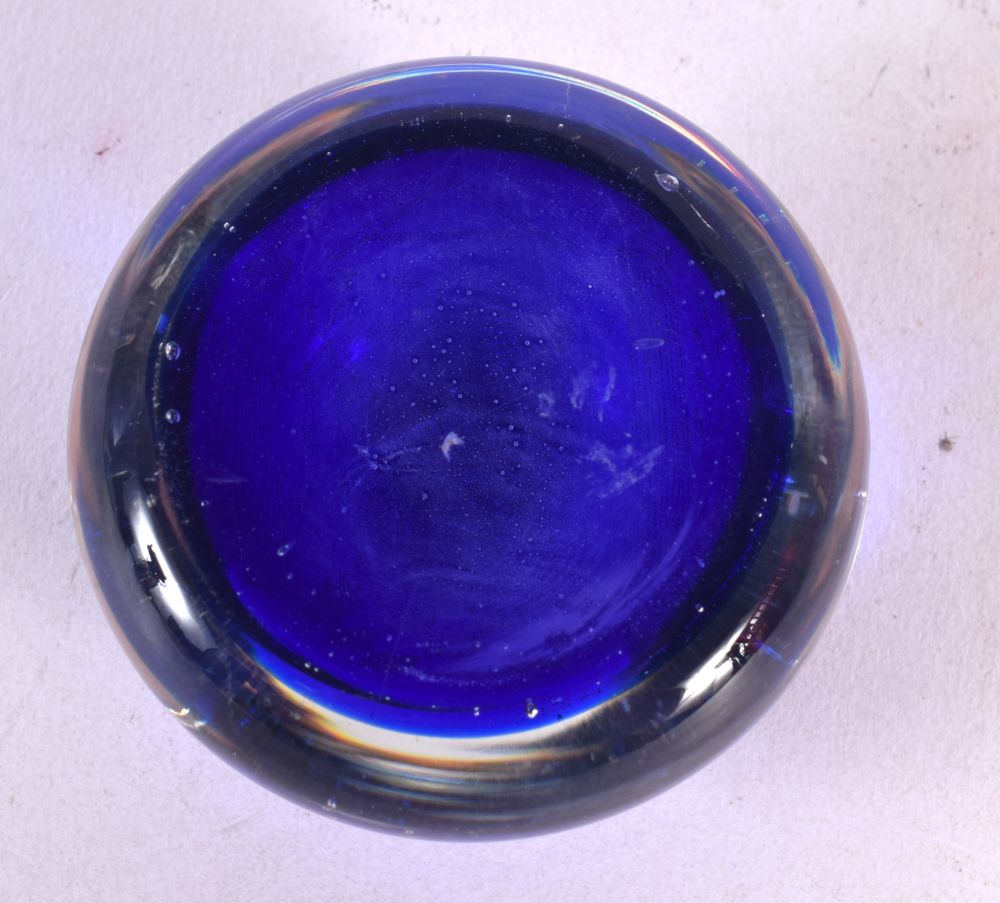 AN UNUSUAL MASONIC BLUE GLASS PAPERWEIGHT. 7.5 cm diameter. - Bild 4 aus 4