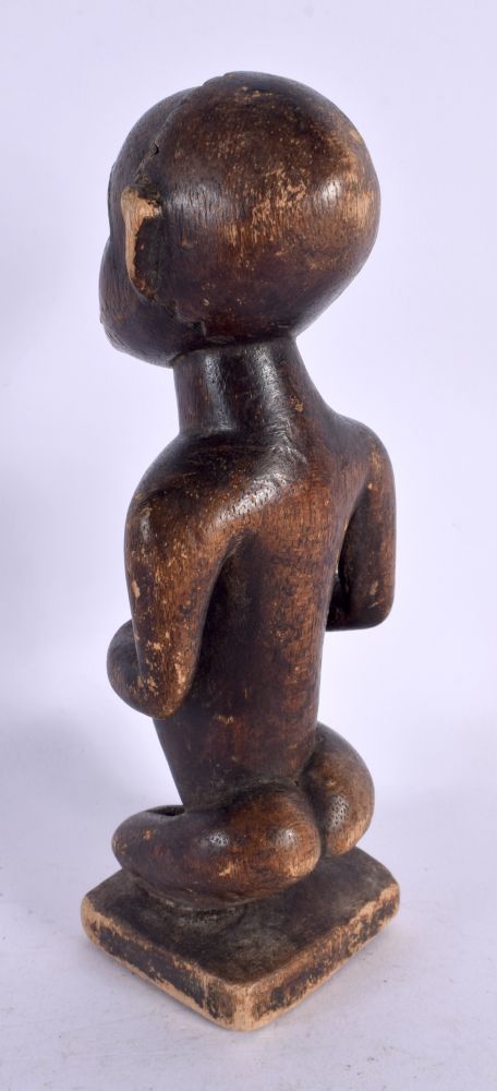 AN AFRICAN TRIBAL CARVED WOOD FIGURE. 21 cm high. - Image 2 of 4