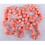 A CHINESE CORAL NECKLACE 20th Century. 90 grams. 86 cm long.