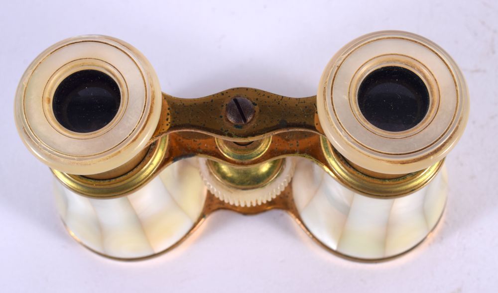 ANTIQUE PAIR OF MOTHER-OF-PEARL OPERA GLASSES. 6cm retracted, 8cm extended - Image 3 of 4