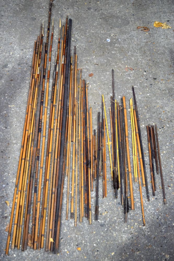 A quantity of Tribal spears and arrows longest 178 cm (Qty). - Bild 2 aus 5
