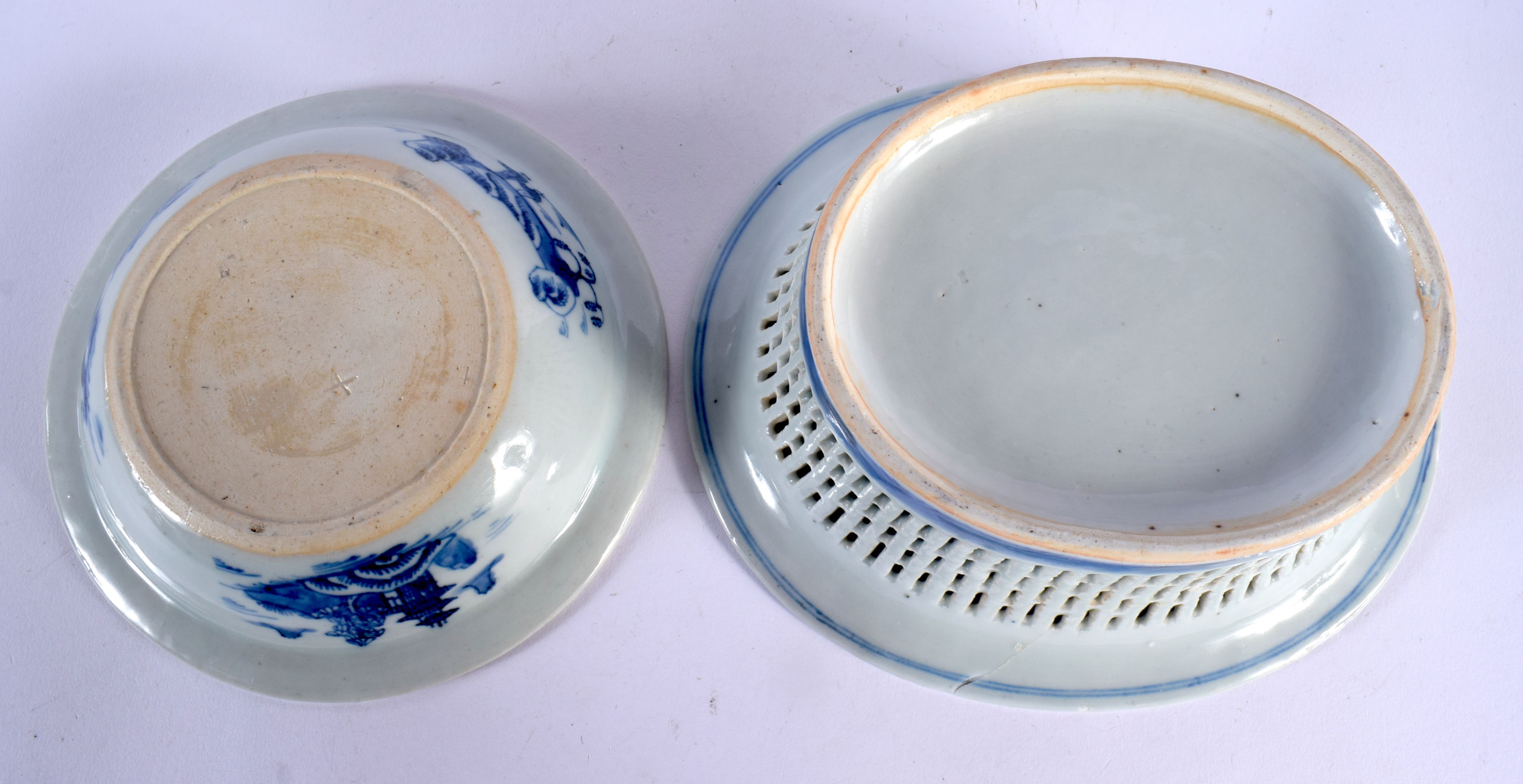 A LARGE 18TH CENTURY CHINESE EXPORT BLUE AND WHITE PORCELAIN DISH together with a basket & pudding b - Image 6 of 6