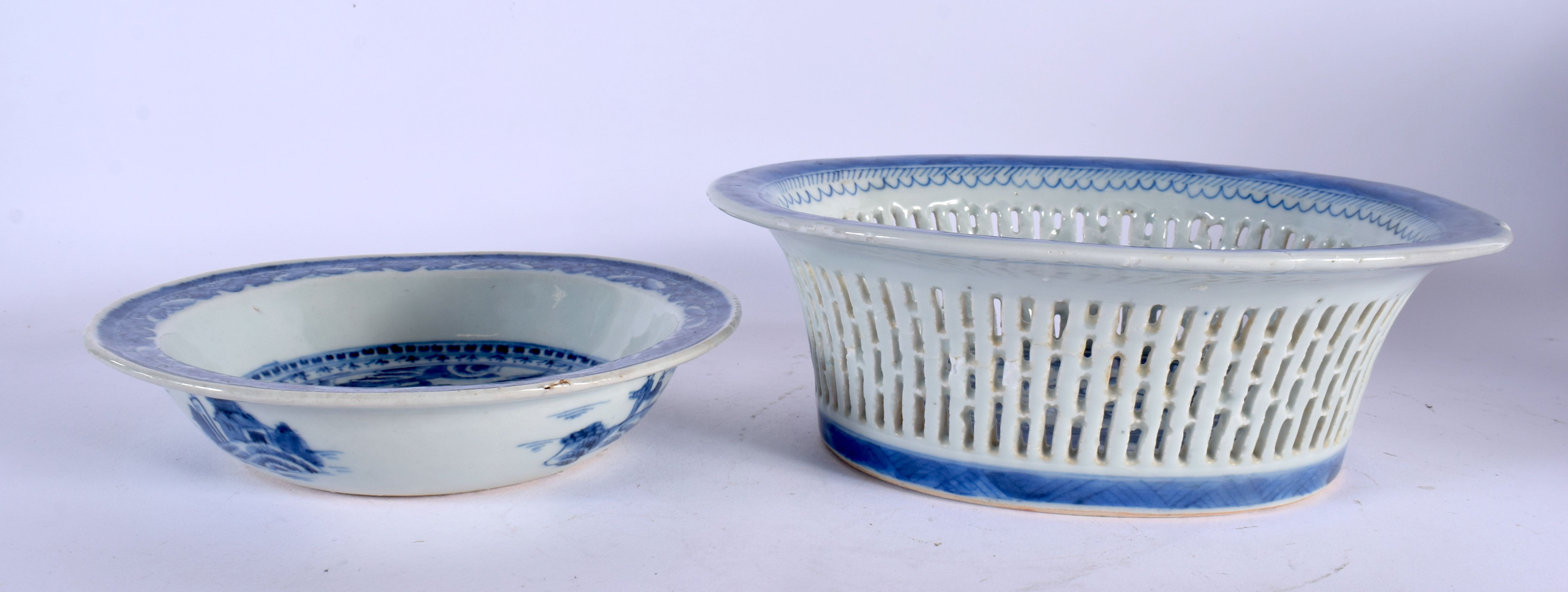 A LARGE 18TH CENTURY CHINESE EXPORT BLUE AND WHITE PORCELAIN DISH together with a basket & pudding b - Image 2 of 6