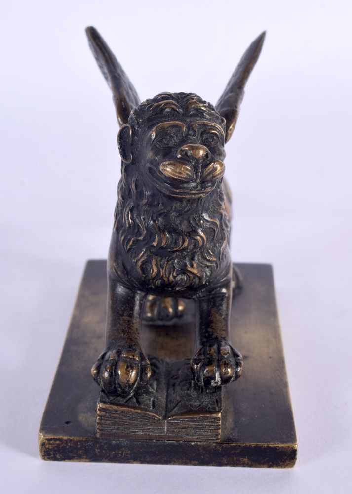 A 19TH CENTURY EUROPEAN GRAND TOUR FIGURE OF A WINGED LION modelled upon a rectangular base. 13 cm x - Image 3 of 4