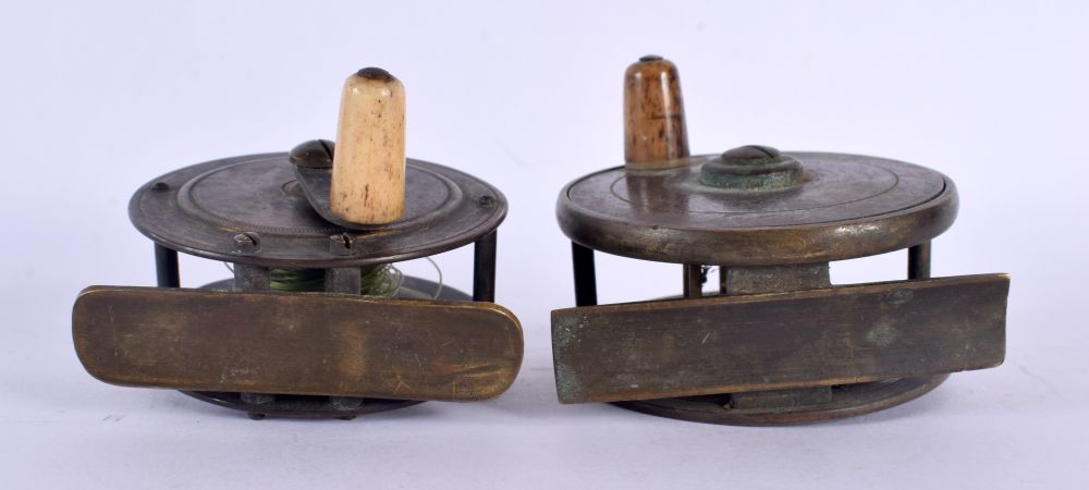 TWO ANTIQUE MINIATURE FISHING REELS. Largest 6 cm wide. (2) - Image 4 of 4