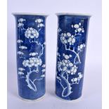 A PAIR OF 19TH CENTURY CHINESE BLUE AND WHITE SLEEVE VASES Kangxi style. 21 cm high.