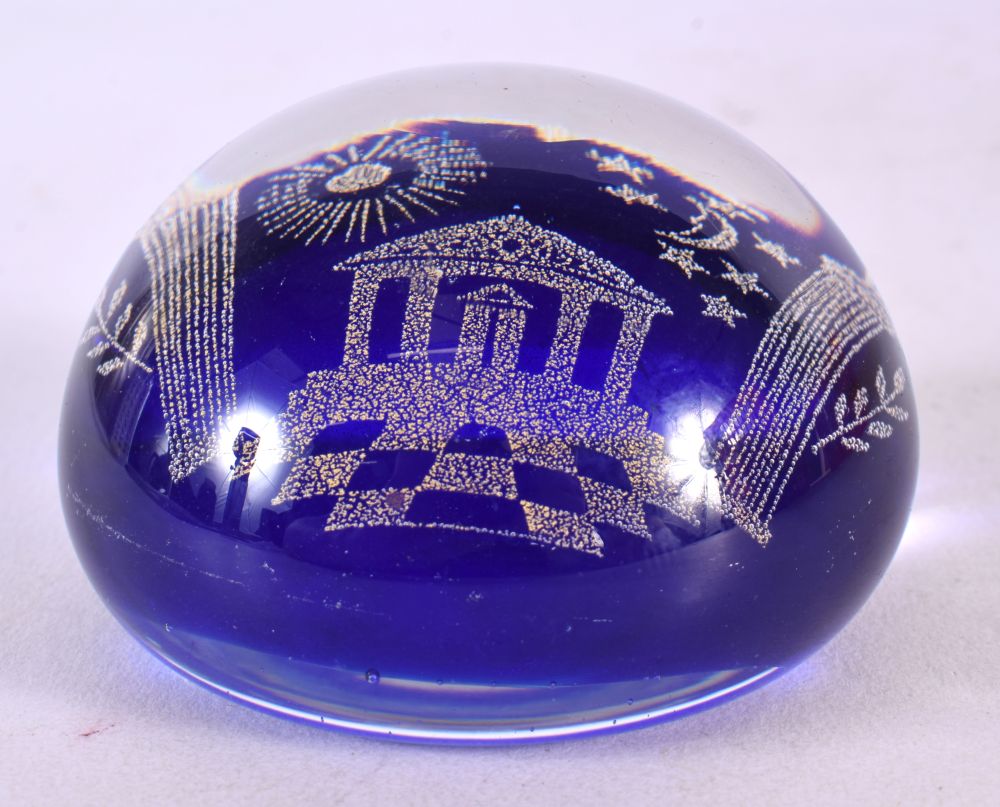 AN UNUSUAL MASONIC BLUE GLASS PAPERWEIGHT. 7.5 cm diameter. - Bild 2 aus 4