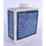 A LATE 18TH/19TH CENTURY CHINESE BLUE AND WHITE TEA CADDY Qing. 14 cm x 10 cm.