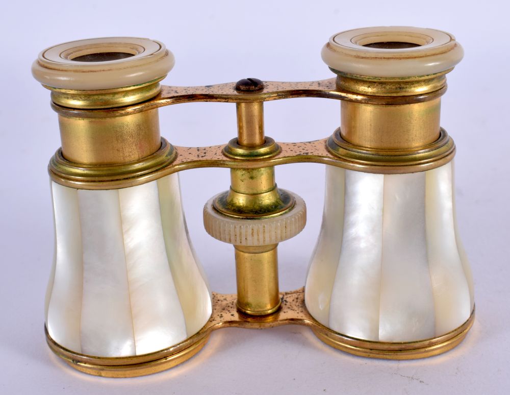 ANTIQUE PAIR OF MOTHER-OF-PEARL OPERA GLASSES. 6cm retracted, 8cm extended