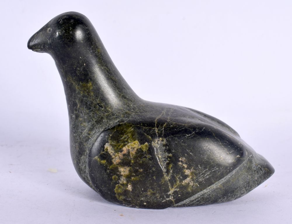 A NORTH AMERICAN INUIT CARVED STONE FIGURE OF A BIRD. 12 cm x 8 cm.