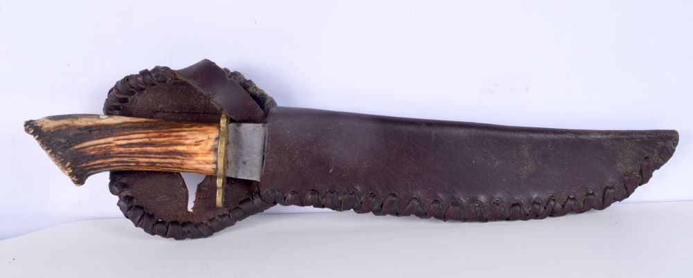 A large carved antler handled hunting knife with leather sheath 44cm - Bild 2 aus 7