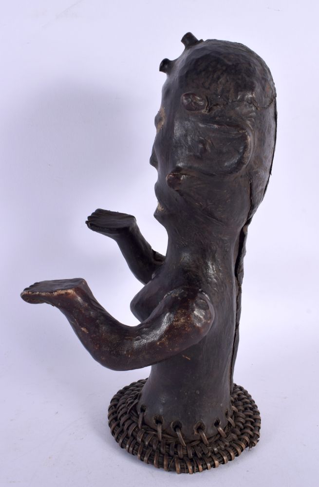 AN EARLY 20TH CENTURY AFRICAN TRIBAL SKIN COVERED FERTILITY FIGURE. 30 cm x 10 cm. - Image 2 of 5