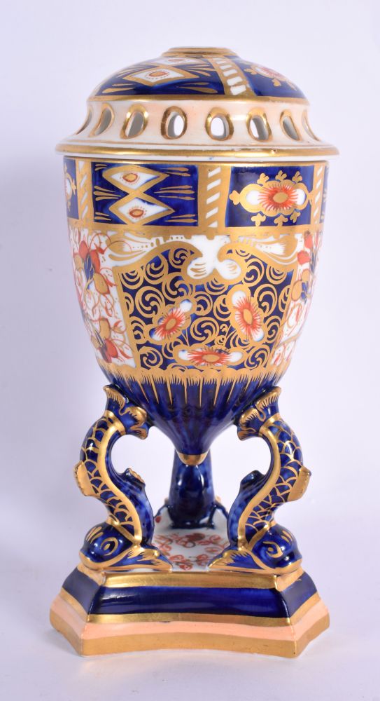 A DAVENPORT IMARI VASE AND COVER. 16 cm high.