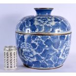 A LARGE EARLY 20TH CENTURY CHINESE BLUE AND WHITE PORCELAIN BOWL AND COVER Late Qing/Republic. 32 cm