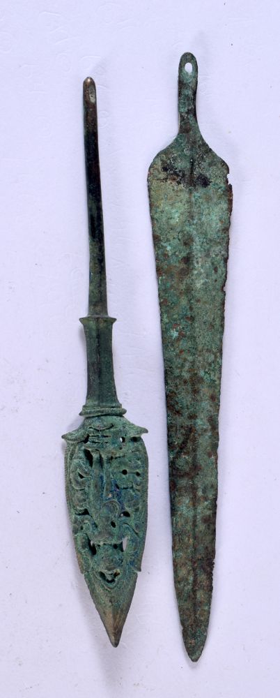 AN EARLY BRONZE ASIAN FLAMING FINIAL and a blade. Largest 20 cm x 2.75 cm. (2) - Image 2 of 2