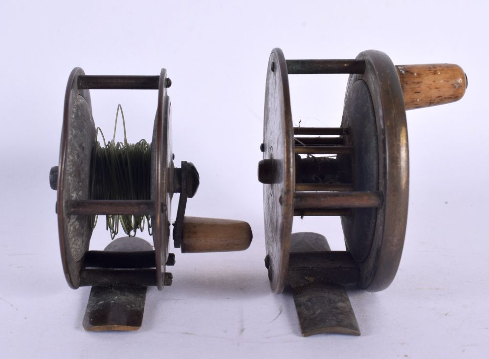 TWO ANTIQUE MINIATURE FISHING REELS. Largest 6 cm wide. (2) - Image 2 of 4
