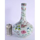 A LARGE 19TH CENTURY CHINESE CANTON FAMILLE ROSE PORCELAIN VASE Qing. 34 cm x 18 cm.