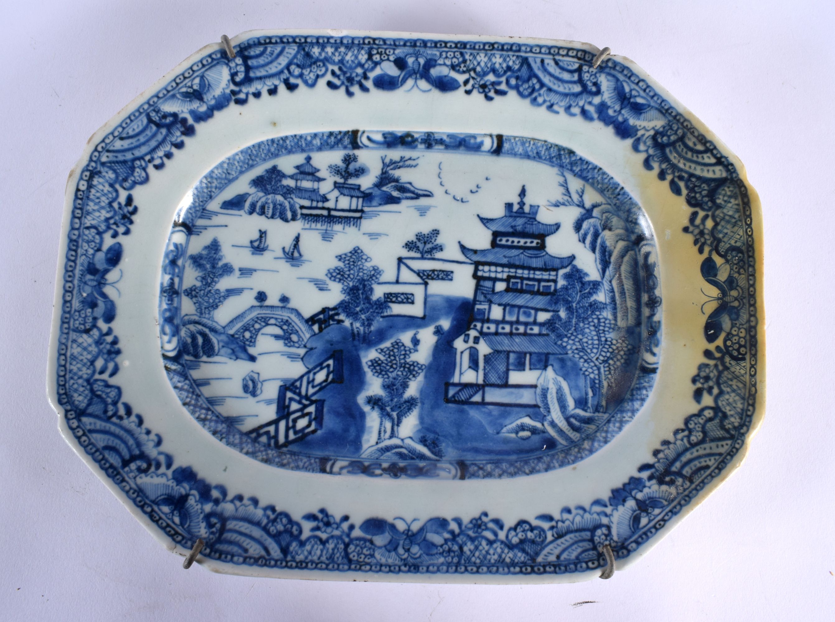 A LARGE 18TH CENTURY CHINESE EXPORT BLUE AND WHITE PORCELAIN DISH together with a basket & pudding b - Image 3 of 6