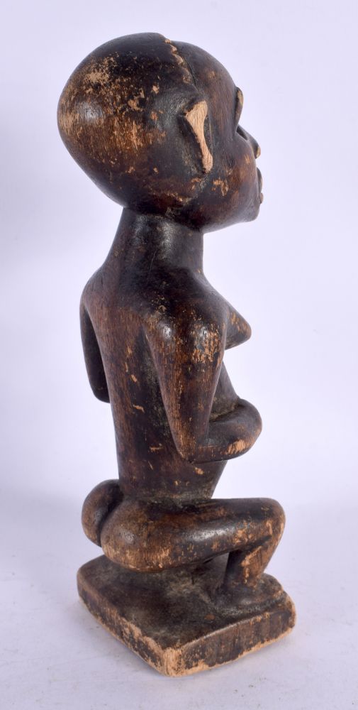 AN AFRICAN TRIBAL CARVED WOOD FIGURE. 21 cm high. - Image 3 of 4