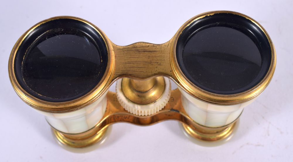 ANTIQUE PAIR OF MOTHER-OF-PEARL OPERA GLASSES. 6cm retracted, 8cm extended - Image 4 of 4