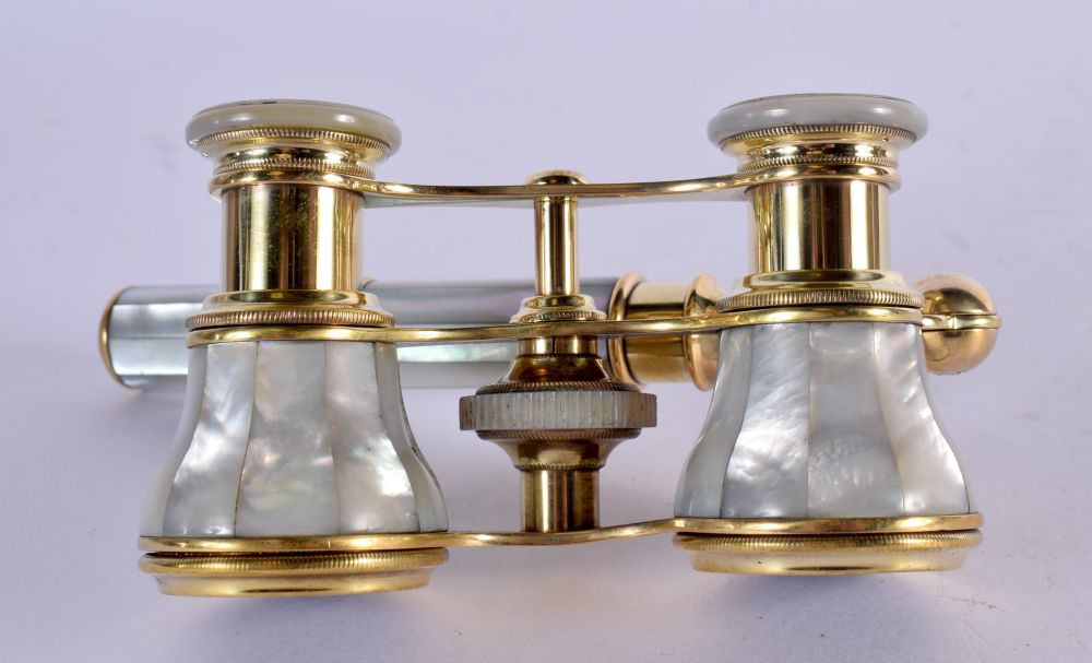 ANTIQUE FRENCH CHEVALIER MOTHER-OF-PEARL OPERA GLASSES. 4.4cm retracted, 5.4cm extended, handle 13 - Image 2 of 4