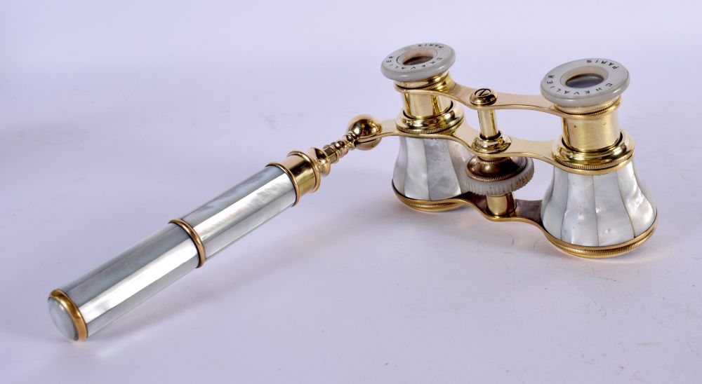 ANTIQUE FRENCH CHEVALIER MOTHER-OF-PEARL OPERA GLASSES. 4.4cm retracted, 5.4cm extended, handle 13 - Image 3 of 4