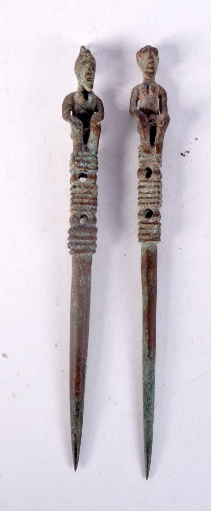 A PAIR OF 19TH CENTURY AFRICAN TRIBAL PINS. 16 cm long.