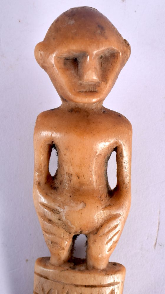 A RARE 19TH CENTURY AFRICAN CARVED BONE TRIBAL COMB formed with a standing figure.18 cm long. - Image 2 of 4