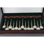 A SET OF THIRTEEN SILVER APOSTLE SPOONS, maker Birmingham Mint, Birmingham 1977, with fig shaped