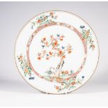 A CHINESE PORCELAIN PLATE of plain circular form, painted in famille verte enamels with a central