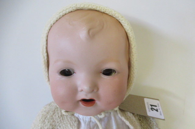 A Baby Gloria bisque flange neck doll, with brown sleeping eyes, open mouth, two top teeth, fabric - Bild 2 aus 3
