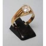 A GENTLEMAN'S SOLITAIRE DIAMOND RING, the oval cut stone of approximately 1ct to a plain unmarked