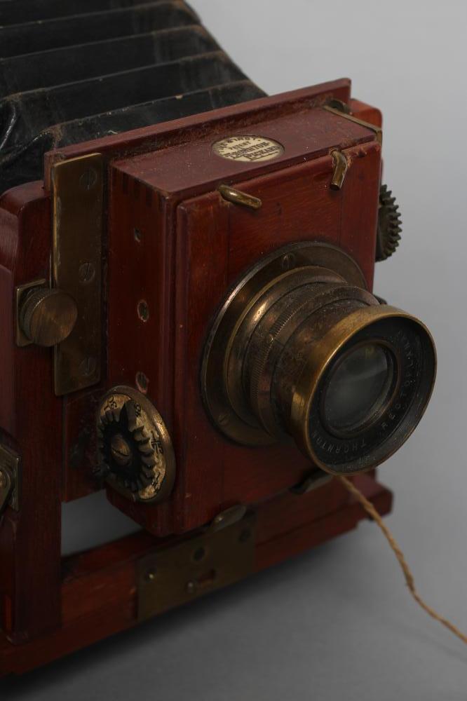 A THORNTON PICKARD "TRIBUNE" FIELD CAMERA of wooden construction with brass fittings and rectoplanat - Bild 2 aus 3