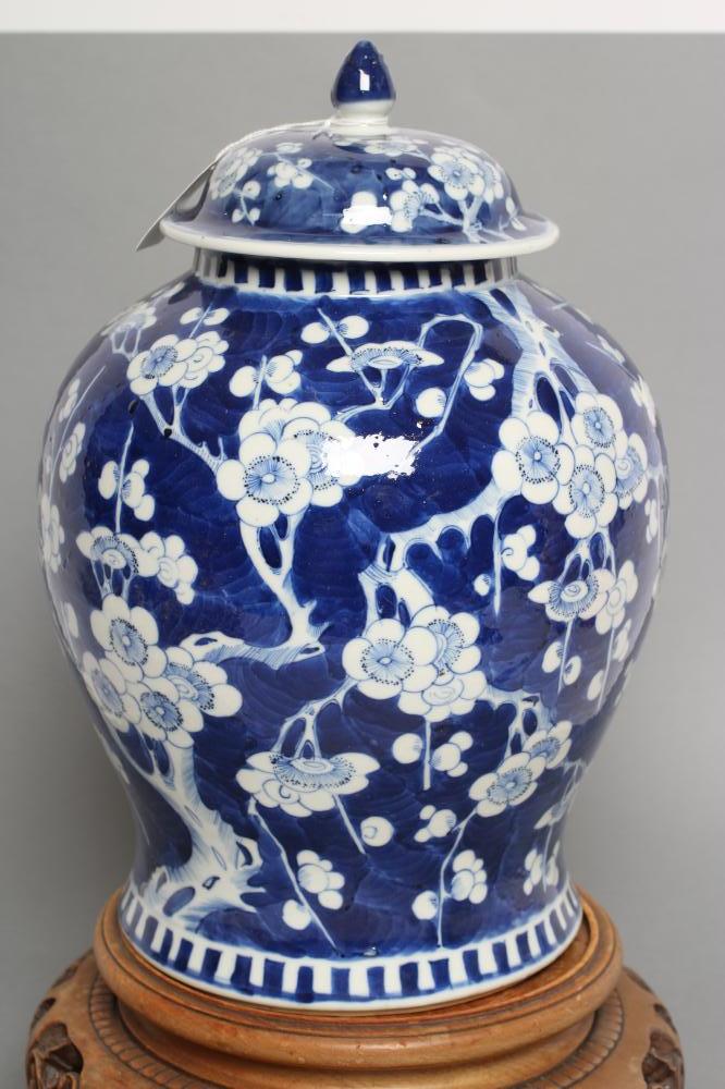 A CHINESE PORCELAIN JAR AND COVER of inverted baluster form, painted in underglaze blue with the - Bild 2 aus 15
