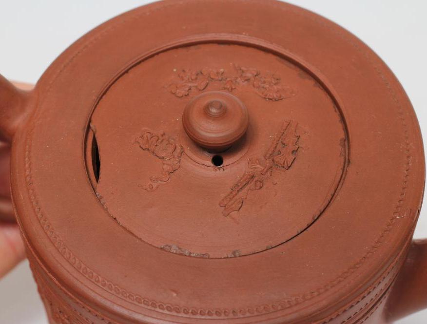 AN ENGLISH REDWARE TEAPOT AND COVER, mid 18th century, of cylindrical form with hand cut - Bild 3 aus 5