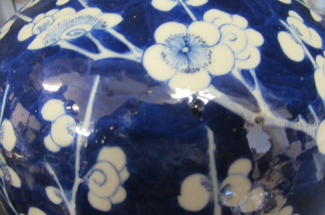 A CHINESE PORCELAIN JAR AND COVER of inverted baluster form, painted in underglaze blue with the - Bild 13 aus 15
