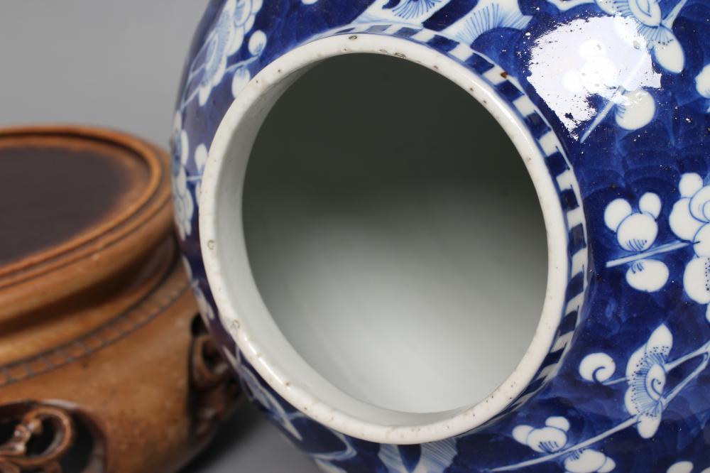 A CHINESE PORCELAIN JAR AND COVER of inverted baluster form, painted in underglaze blue with the - Bild 4 aus 15