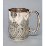 AN EDWARDIAN SILVER MUG, maker Hutton & Sons Ltd., London 1905, of semi wrythen fluted rounded